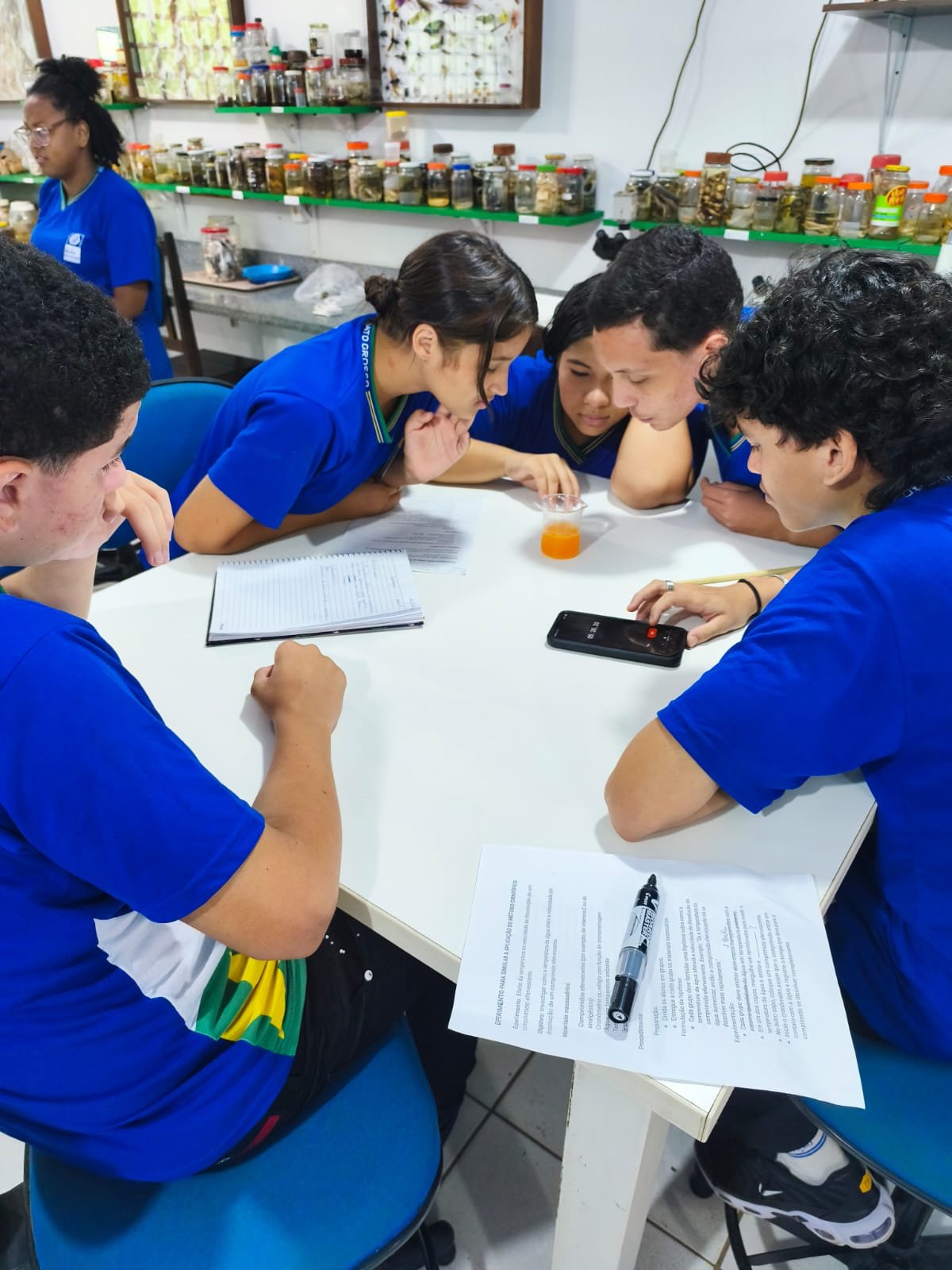 Ciência em Ação: Alunos da Dom Bosco desvendam o Método Científico com Experimento Efervescente