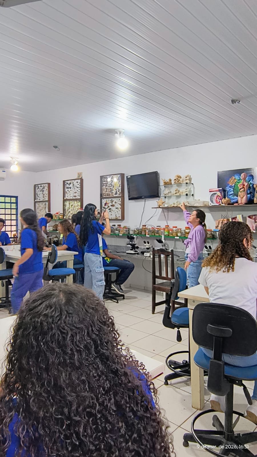 Aula prática no Laboratório de Biologia amplia aprendizado dos alunos