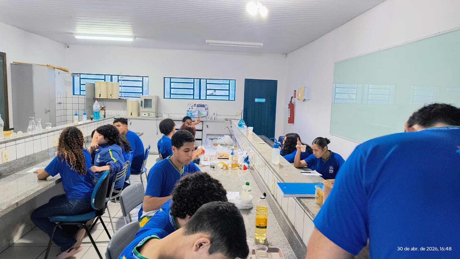 Aula Prática de Química desperta o interesse dos alunos dos 1º anos vespertino
