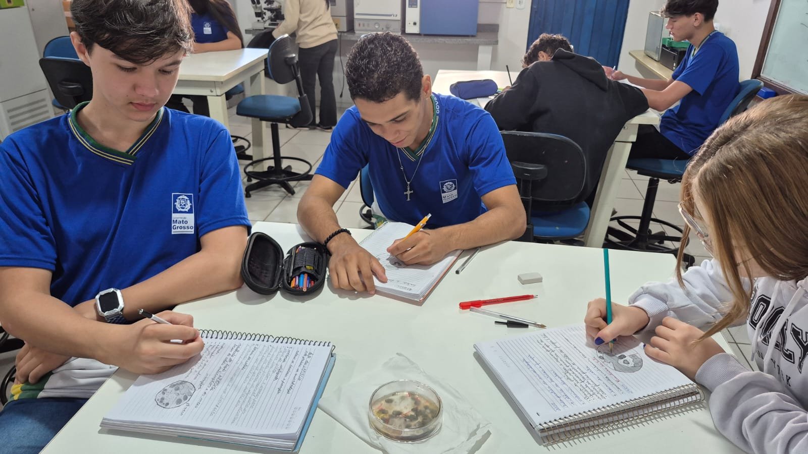 Ciência Invisível: Alunos da Escola Estadual Cívico-Militar Dom Bosco Vivenciam Experiência Prática em Microbiologia